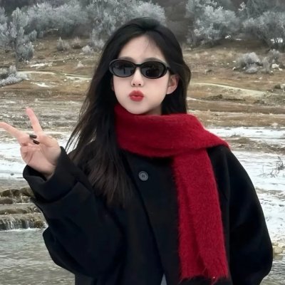 出墙红杏两家春
